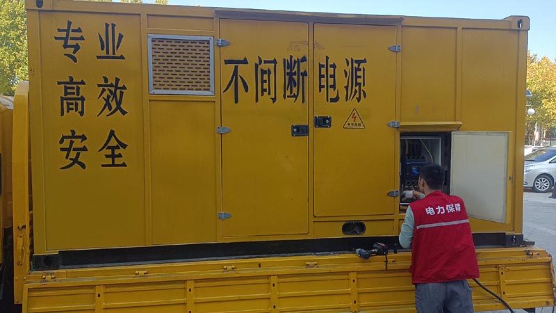 山阴柴油发电机组和UPS电源配合使用时，如何避免切换过程中的电力中断？